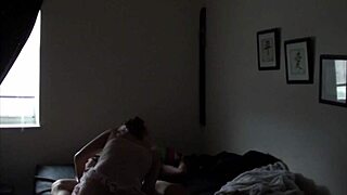 Uau! Tetas grandes saltitantes naturais na namorada magra nos bastidores!