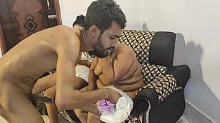 Hanif, Adori a Nasima v domácím threesome prvním videu.