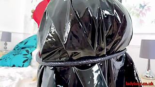 Hey, schau dir Lucy Gresty in Leder und sexy Stiefeln an, so heiß!