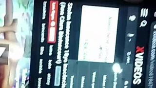 Suzy Furacão villiintyy asiakkaan kanssa videopuhelussa