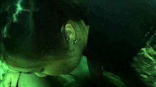 Tajska dama sproščeno sesa prijatelju v vroči amaterski seansi