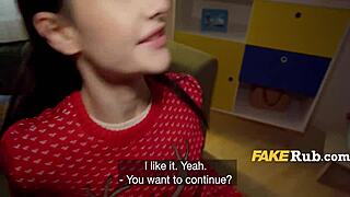 Sexet ung pige klædt som julemand leverer juleoverraskelser