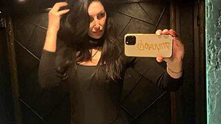 hey, quieres saber un secreto? me estoy masturbando en el baño público en nuestra primera cita, ¿lo crees?