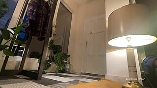 Dočerta, natrela som sa olejom nahá, aby som šokovala a zviedla doručovateľa!