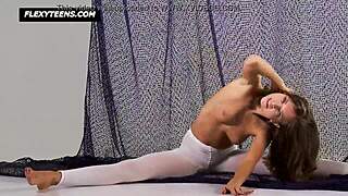 Mega sexy gymnast Salaskina viser fleksible bevægelser i varm gymnastiksession