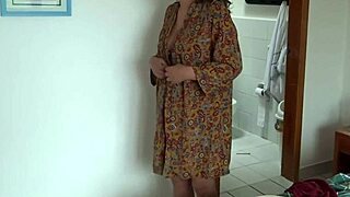 Чувак, эта 58-летняя латиноамериканская мачеха только что открыла платье, чтобы показать сексуальные изгибы!