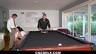 Rike brats utnytter freeuse MILF-assistent for ville lyster