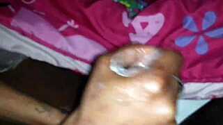Handjob BBC dari milf ebony berlekuk