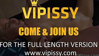 Pissegetränkte blonde Tschechin bekommt Sperma auf Titten nach Deepthroat