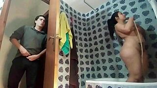 OMG, uhvatio sam pastorčad golu u kupatilu, i dala mi je vrući blowjob! 🚿