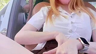 Krásna thajská dievčina ukazuje svoju úžasnú nahotu vonku.