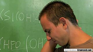 Перверзен ученик чука зряла учителка силно!