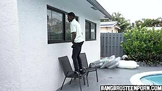 ब्लॉन्ड टीन 18+ xvideos पर हस्तमैथुन कर रही है, उसे स्पाईंग करते हुए पकड़ती है। फिर तुरंत सामना करती है