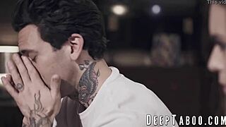 Přitažlivá teen nevlastní sestra vrtaná nevlastním tátou a nevlastním bratrem