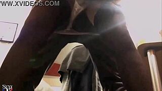 Imádom, ha hátulról basznak fekete szaténruhában.