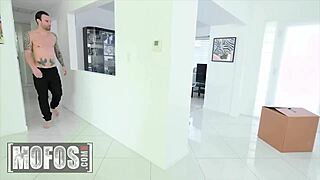 Rozkošná malá blondýnka Summer Brooks jezdí na obrovských ptácích s nadšením