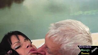 Nydelig ung babe knullet hardt av gammel europeisk mann