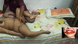 Devar přináší podprsenku a rychle mě zmáčí