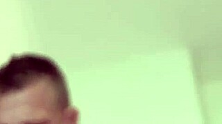 מתוקה קטנה 18+ מתקשה עם זין לבן אבל לוקחת זרע בדוגי 😜