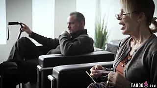 Človeče, tieto dve delikventné tínedžerky 18+ sa ohli pred dedom v divokej rehab trojke.