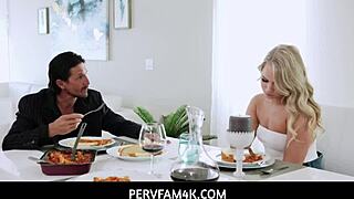 Kurvinska pastorčad Harley King uslužuje očuha Tommyja Gunna pod stolom