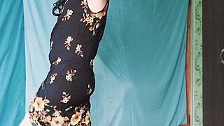 مخنث شاذ أشقر ساخن في فستان أم ناضجة على يوتيوب