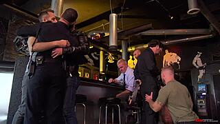 Betjente stormer bar til orgie med hunkere. Del 1 af vild gruppeaktion!