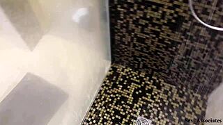 Laskavá nevlastní máma POMÁHÁ svému nevlastnímu synovi se zlomenýma rukama CUM v sprše.