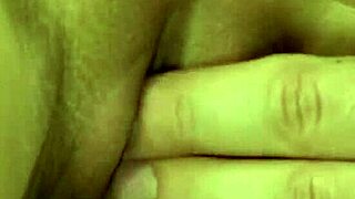 Po čůrání tahle kurva dostává olíznutou a praštěnou v hardcore cucacím souboji