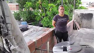 Ik betrapte mijn stiefzusje terwijl ze rookte op het dak en ze smeekte me om stil te zijn