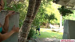 Große Titten europäische Milf bläst College-Typ draußen