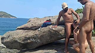 Turist hamret sin tykke kuk i baders rumpe på RJ-stranden, endte i vill orgie