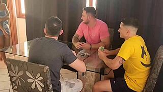 Латина согнута друзьями мужа