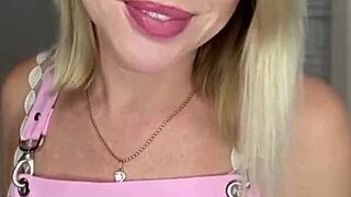 فيديو متخصصة إزالة الشعر سكرناديا تساعد العميل