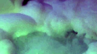 Smuk stedmor, ups, fingerer sig selv i motel jacuzzi