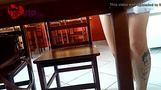 Cristina Almeida γδύνεται σε σύντομο φόρεμα στο εστιατόριο, γυρισμένη από τον κούκουλο άντρα της