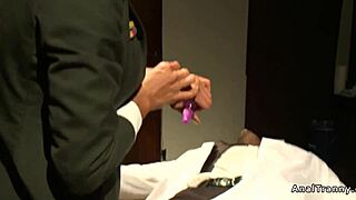 Транссексуалка доминирует над учёным и пациентом в извращённой сцене