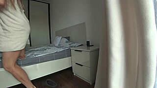 În timp ce soțul lucrează, soția futut vecinul în înșelăciune reală