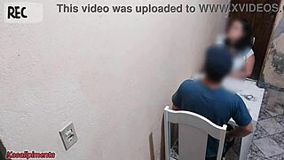 Mlada latinka ustavljena pri mojem baru med dežjem in hrepenela po divjem seksu. Vzela je moj ogromen kurac trdo!