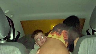 Első alkalommal fizetek szexért az utcán egy kurvával a kocsiban. Lehúzza a gumit nyers akcióra