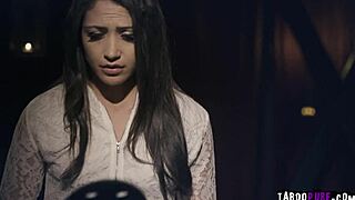 Yo, sjekk dominant Derrick Pierce eier sexy tenåring 18+ Avi Love i rå BDSM fangehull økt