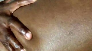 Kypsä milf naidaan nuorella 18+ eteläafrikkalaisella kaverilla, houkutellen tiukalla pillulla