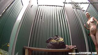 Blonde MILF ahnt nichts von Spycam am Pool