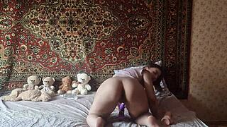 Holka v nylonkách svádí a pak šuká chlupatou piču obřím dildem