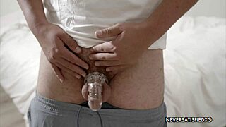 زوجة ساخنة تُسود من قبل ثور بي بي سي بينما تخترق زوجها الخاضع بستراب أون في ثلاثي ثنائي!