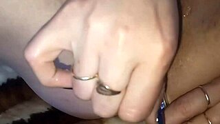 Prim-plan intrigant al pizdei mele cu speculum medical în timpul masturbării