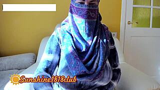 Perzijska žena z velikimi joškami v hidžabu na spletni kameri.