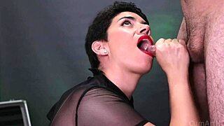 Sperma druipt uit haar mond