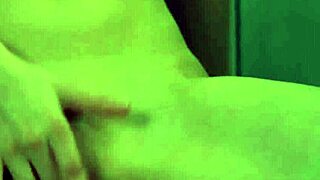 Szexi 18+ tinilány nagy természetes cicikkel lehúzza a fehér bugyiját szóló kéjért