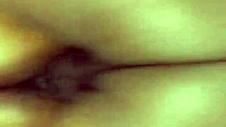 Küçük puding kâseleri vahşi üçlü seks yapar tıraşlı am aksiyonuyla